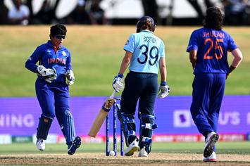 Readers Match Cricket Stump Bails Set Of 4