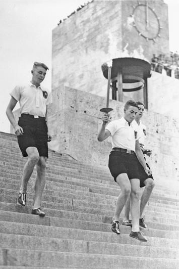 1936 GERMAN OLYMPIC GAMES TORCH RELAY Photo 194-U 